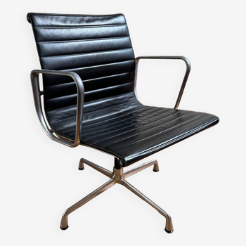 EA-108 Chaise de bureau, Charles Eames