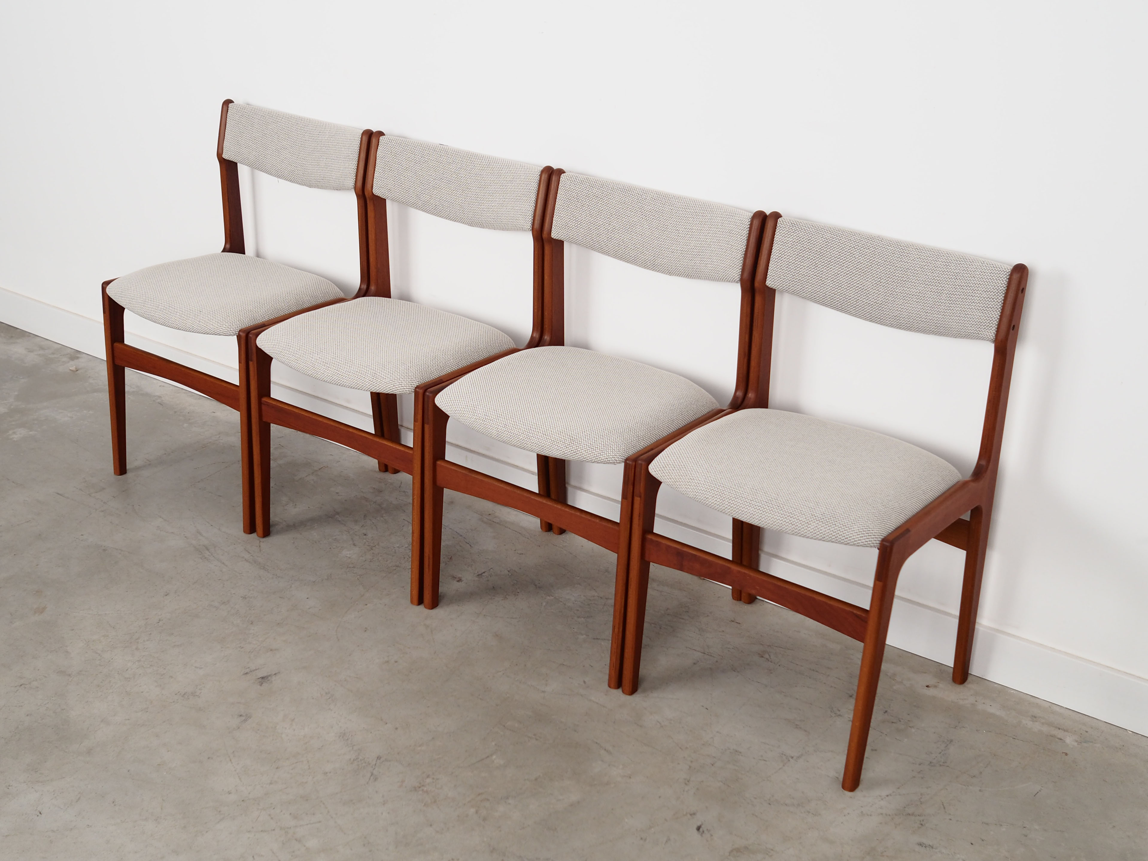 Ensemble de quatre chaises en teck, design danois, années 1970, production: Danemark