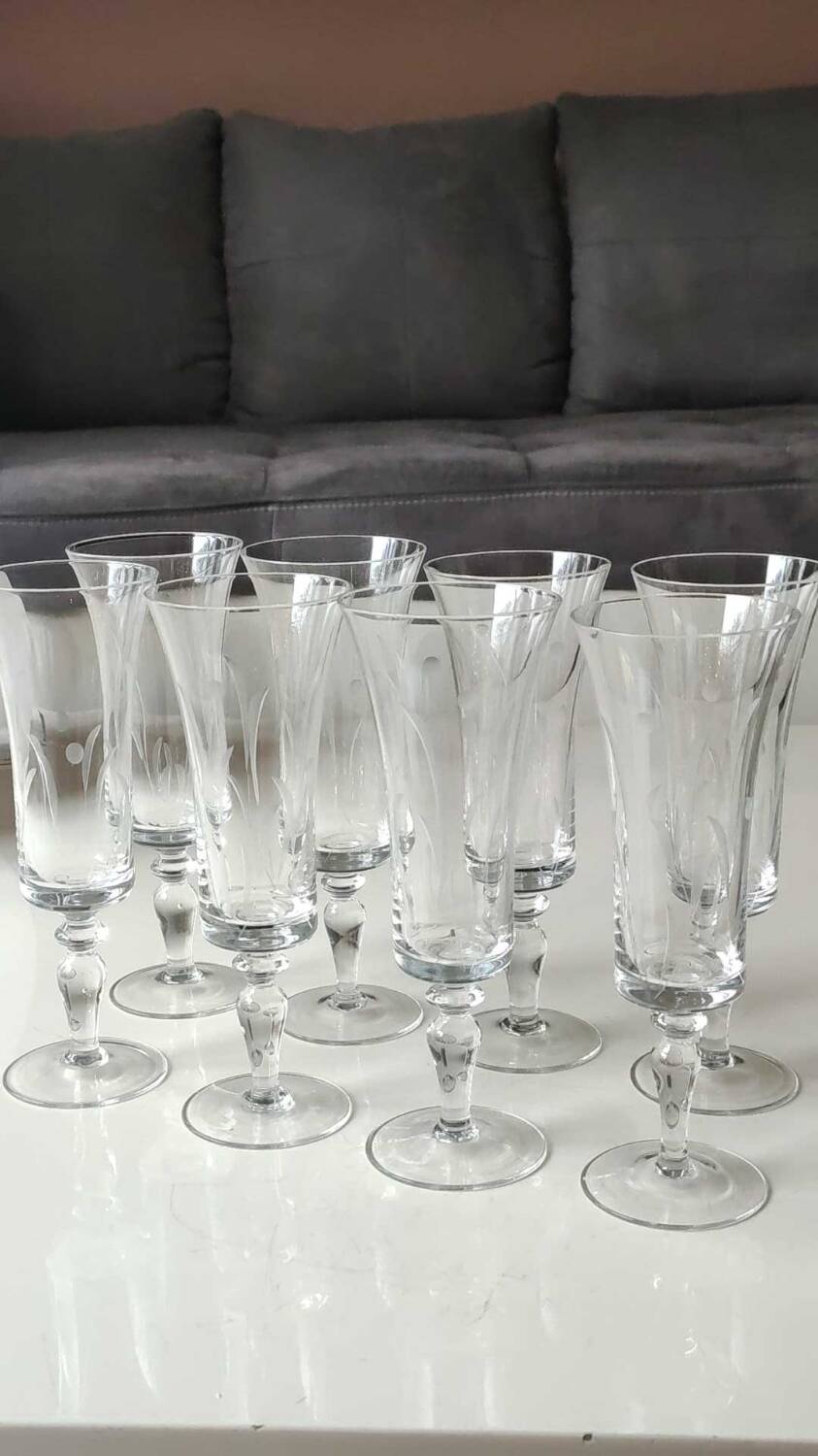 Set of 8 champagne flutes, flared neck. In crystal. Frosted plant motifs.