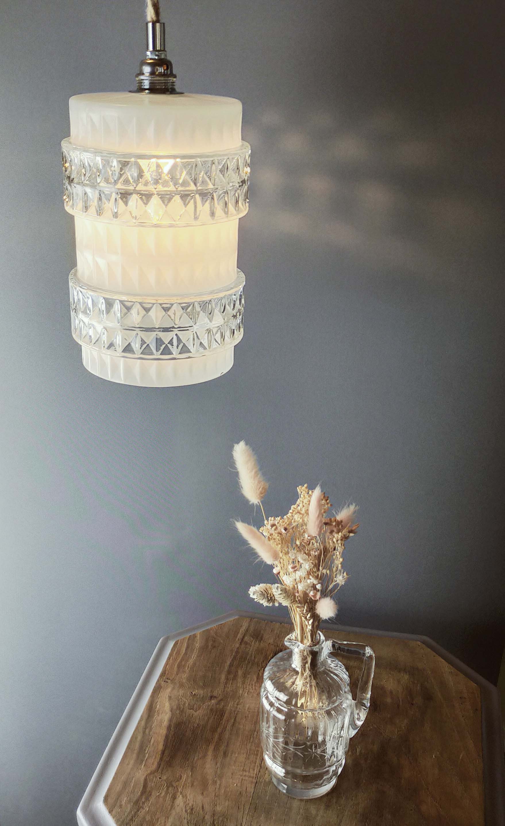 White and transparent glass suspension