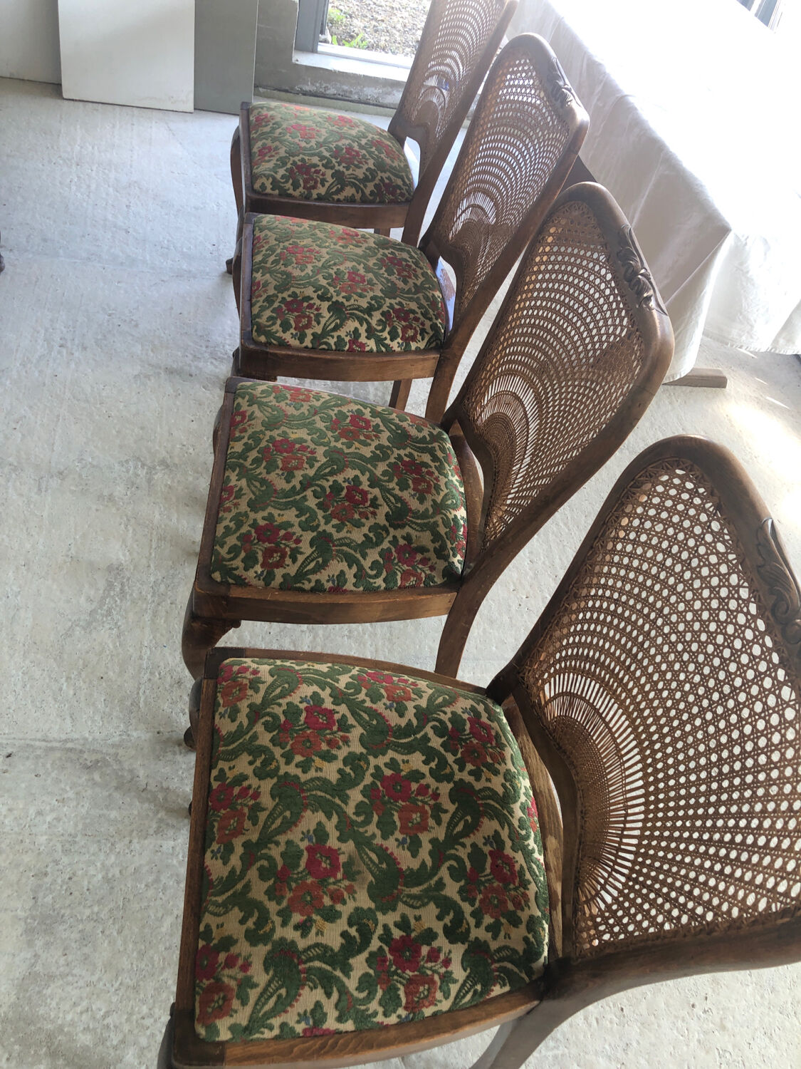 Table ronde avec rallonges et 4 chaises dossier cannage Vintage