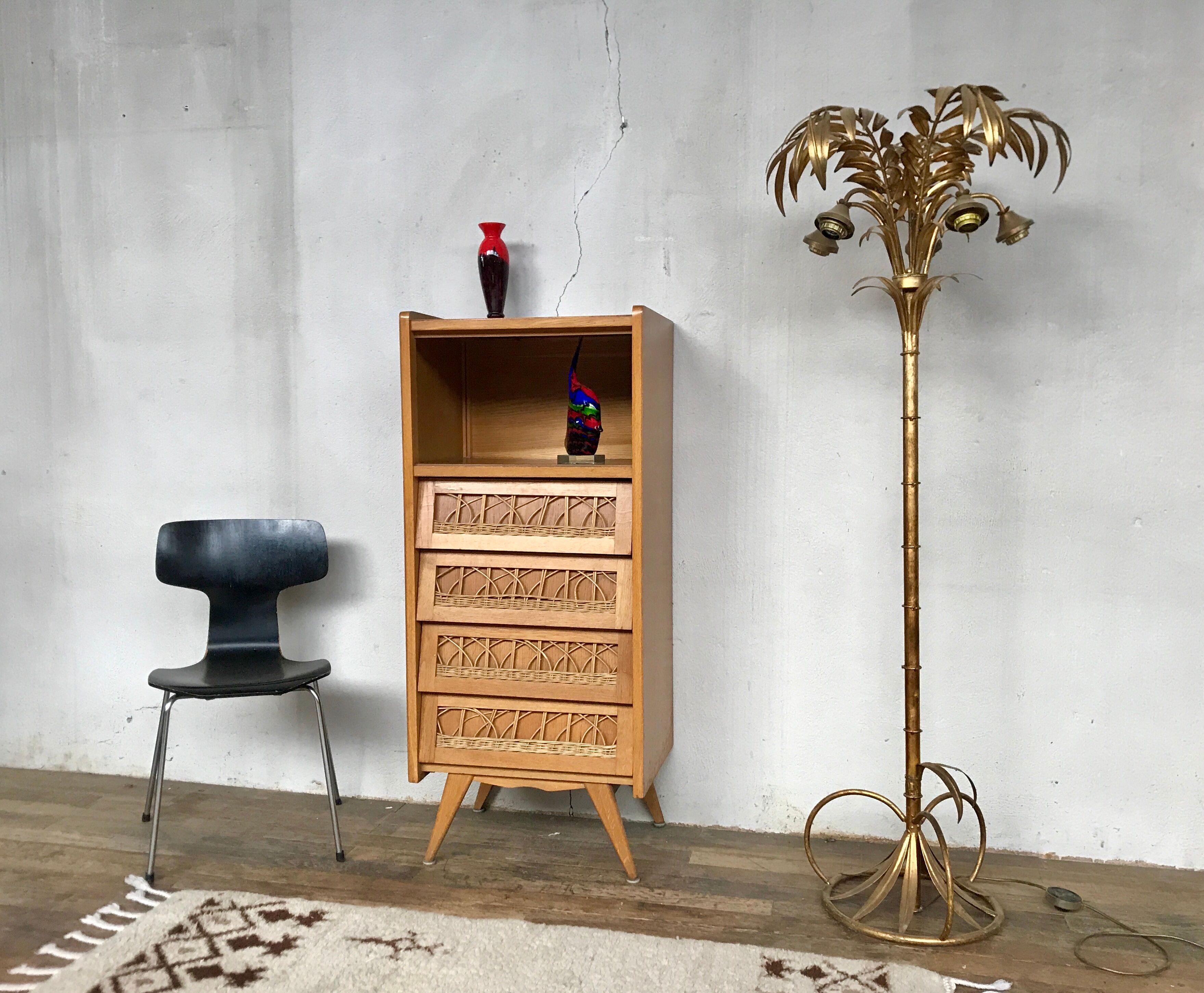 1950-foot compact dresser