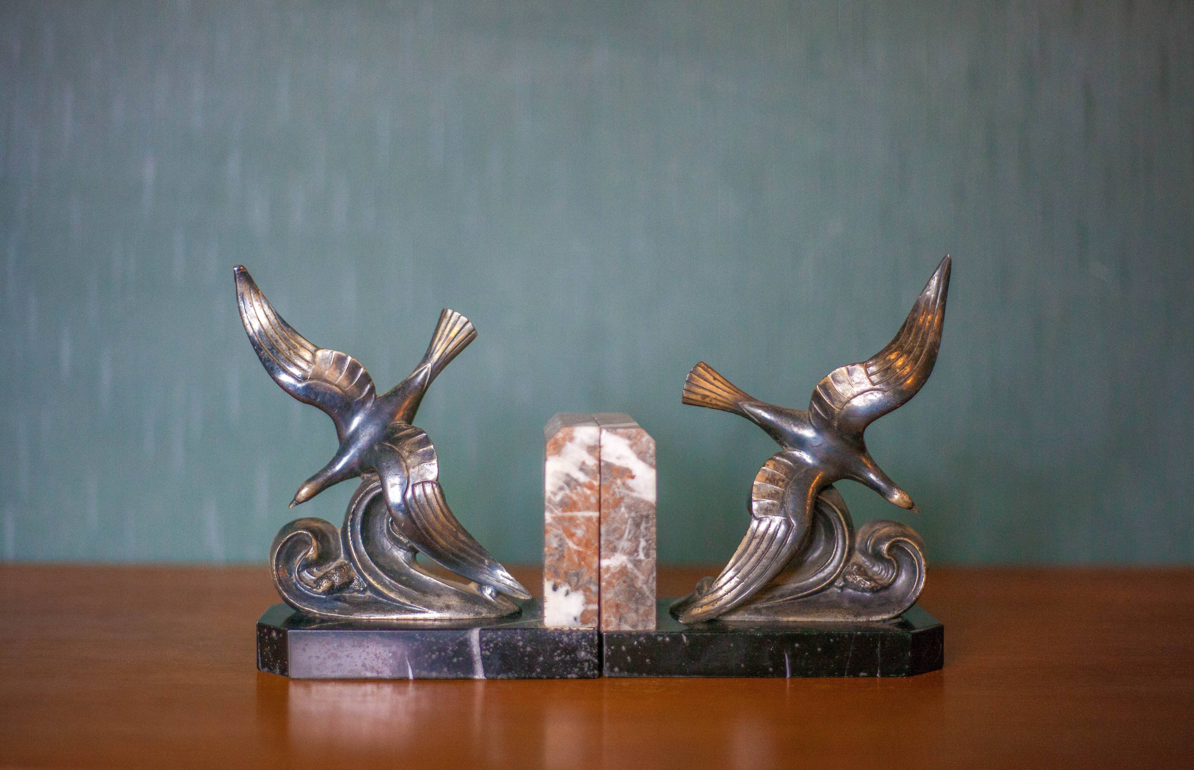 Pair of art deco seagull bookends in regulates and marble, bookcase, desk