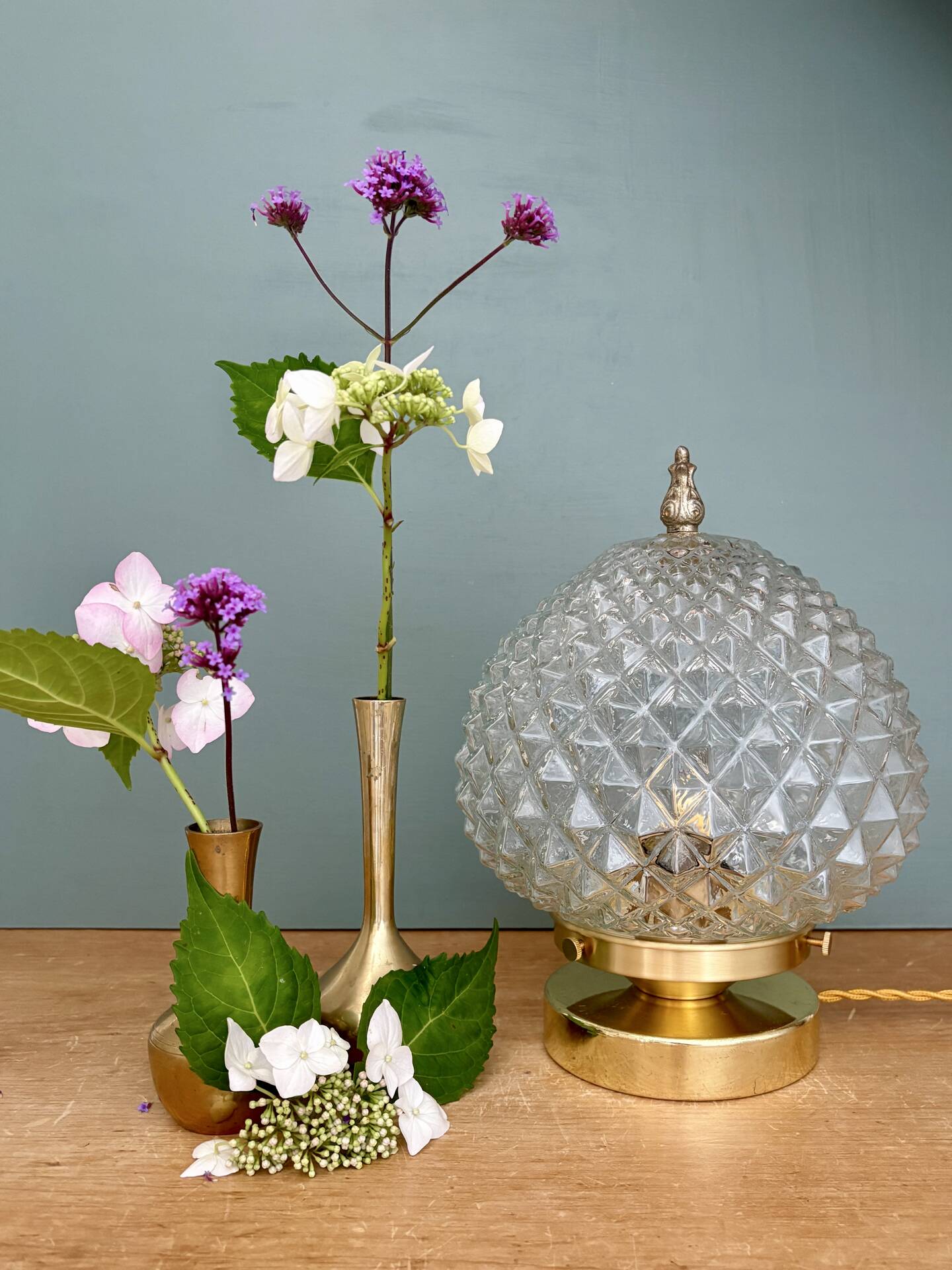 Lampe à poser globe vintage en verre moulé pointes de diamant