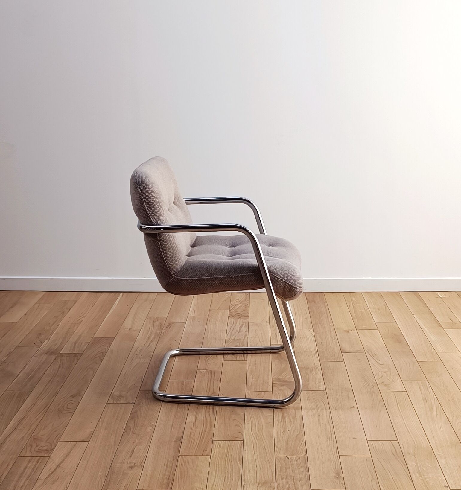 Storm armchair, Airborne