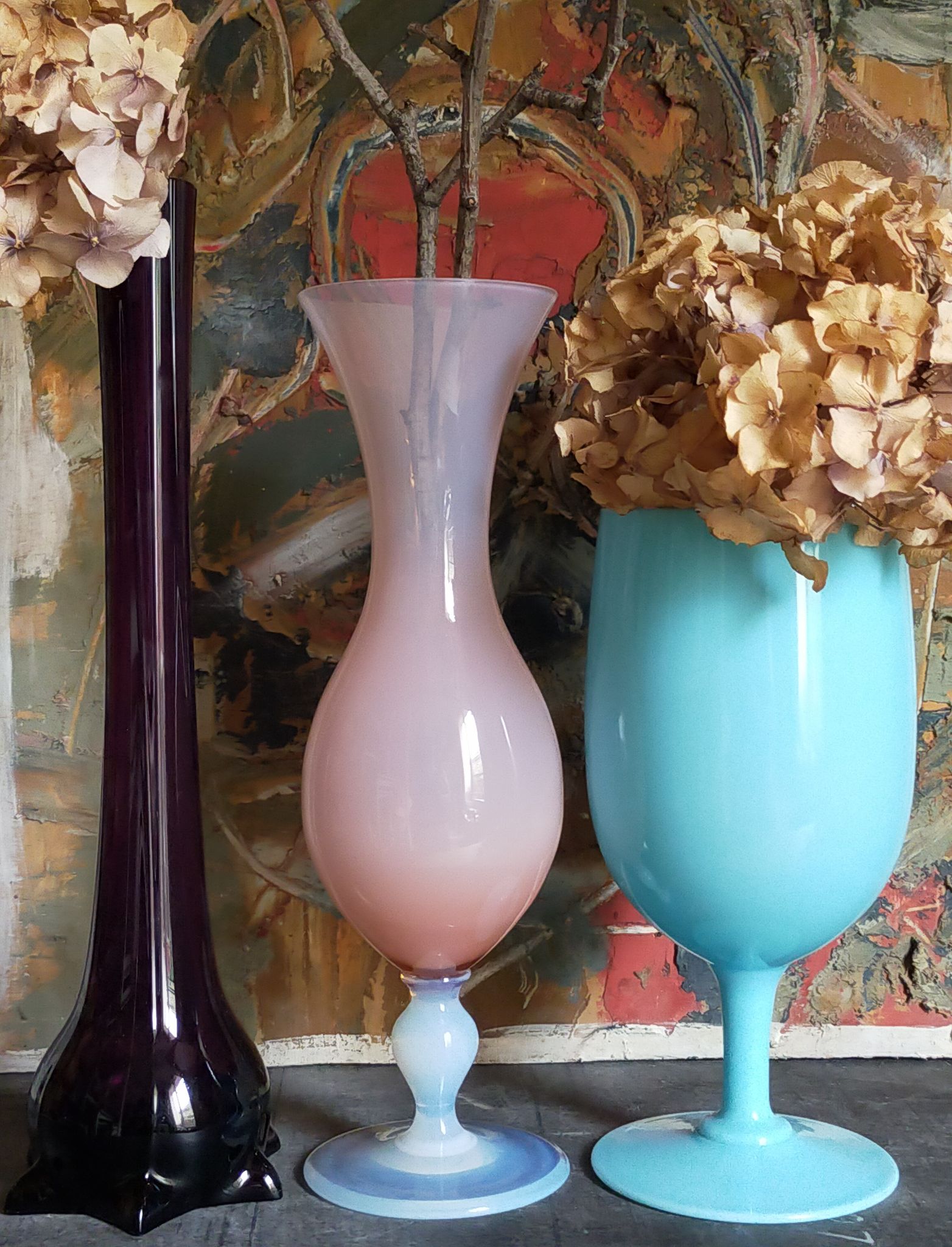 Vase à pied en opaline bleue vintage