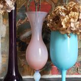 Vase à pied en opaline bleue vintage