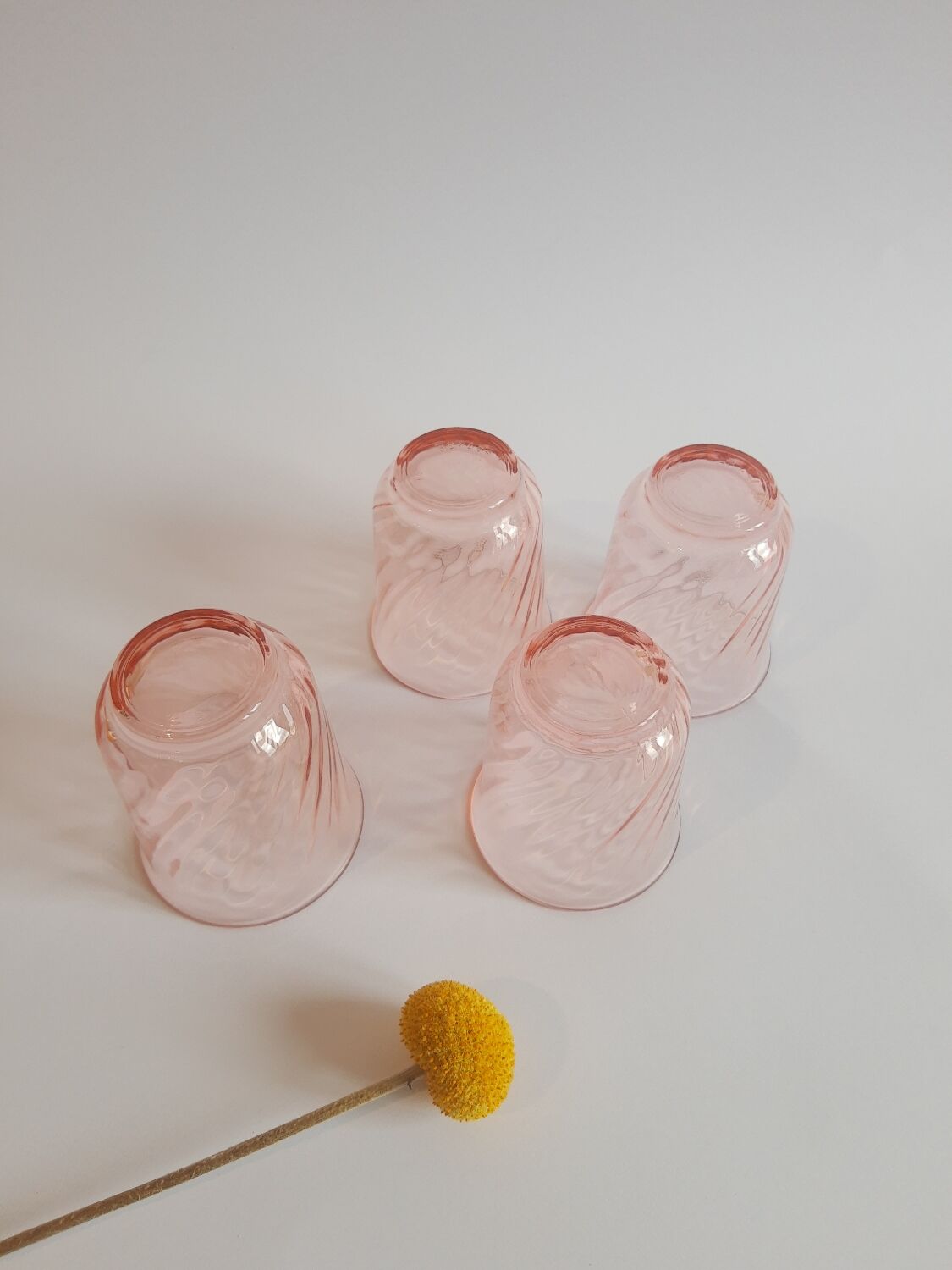 Set de 4 verres à eau en verre rose torsadé vintage