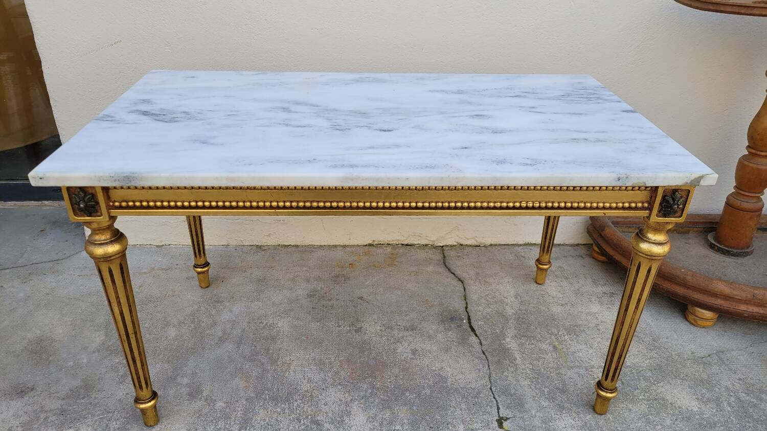 Table basse style Louis XVI en marbre et bois doré