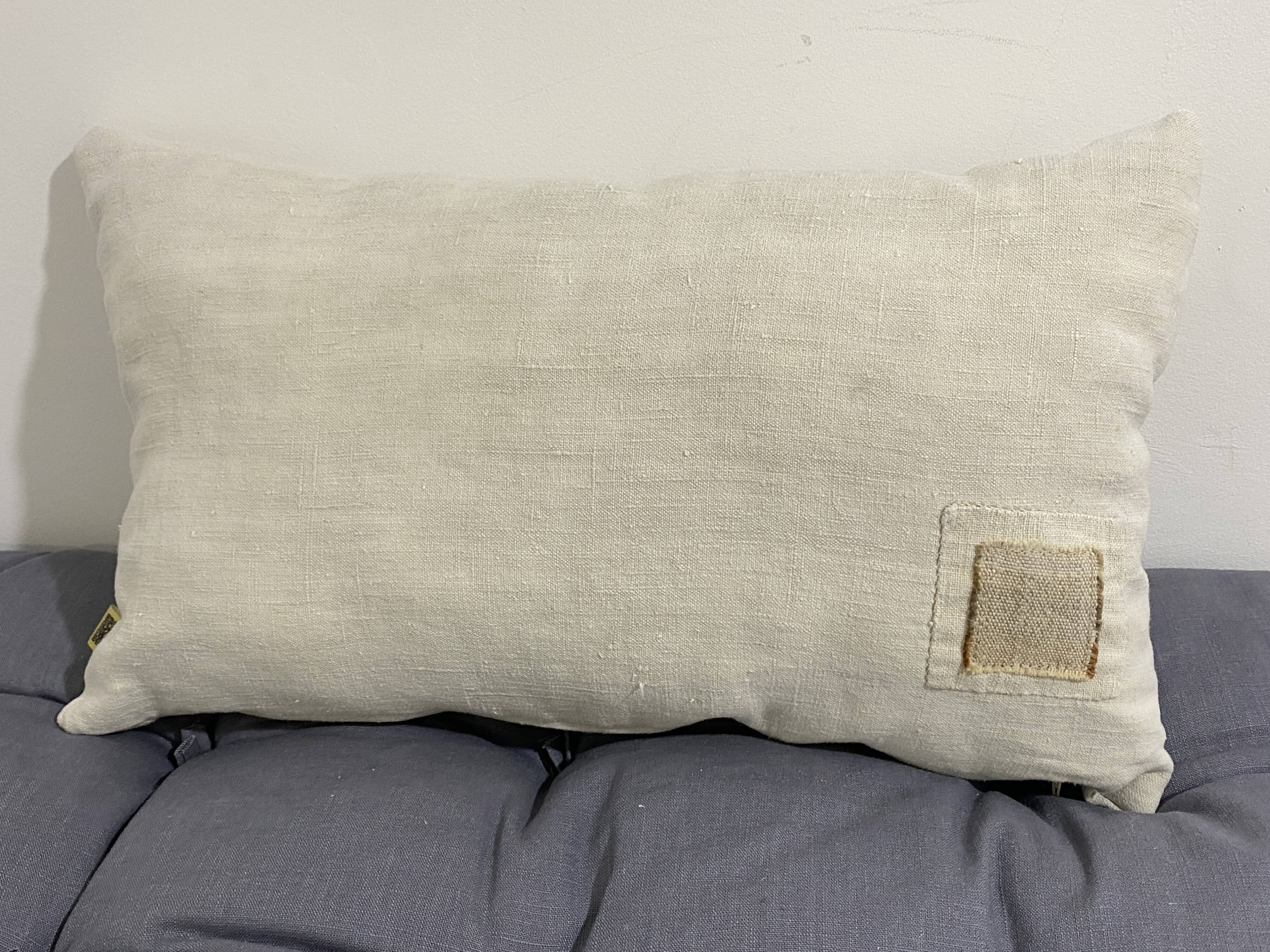 Cushion in vintage fabric with ornamentation