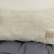 Coussin en toile ancienne avec ornement