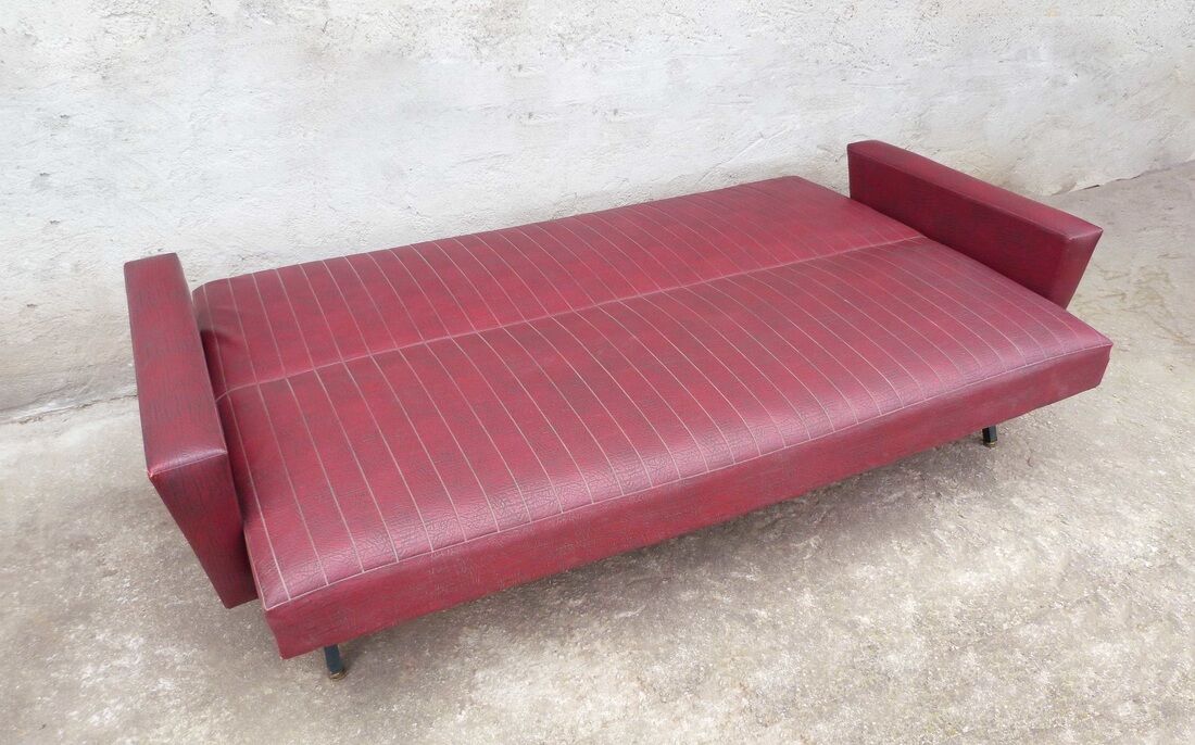 Sofa vintage red leatherette convertible