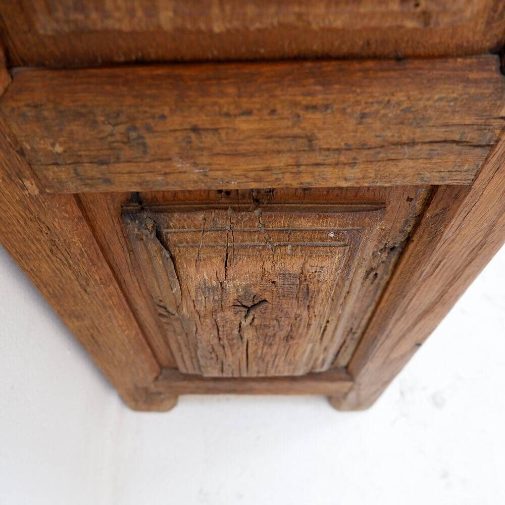 Armoire rustique en bois avec porte à panneau sculpté et ferrures en fer - Espagne, début XIXe siècle