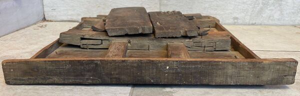 Ancienne fenêtre inde à décor sculpté de fleurs et rinceaux XIXe