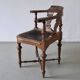 Fauteuil d'angle ancien sculpté avec assise en cuir