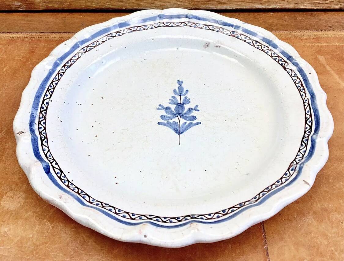 Old semi-hollow round dish XVIII Forges les eaux Rouen cul noir