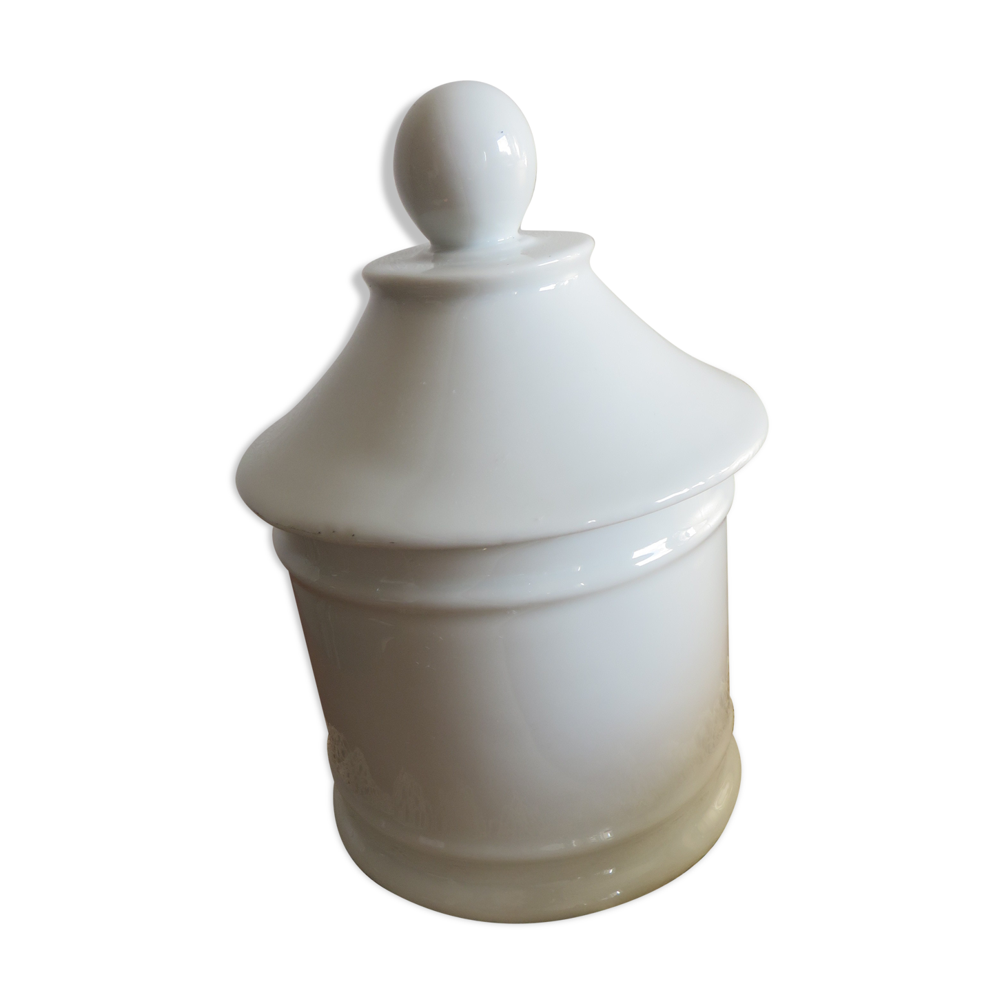 Porcelain pot with lid