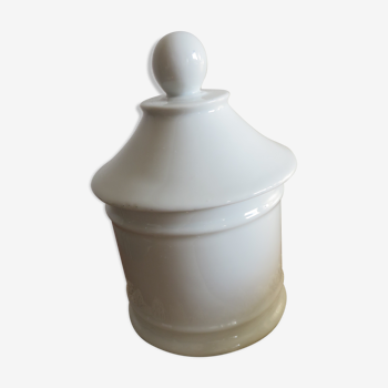 Porcelain pot with lid