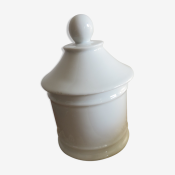 Pot en porcelaine avec couvercle