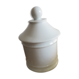 Porcelain pot with lid