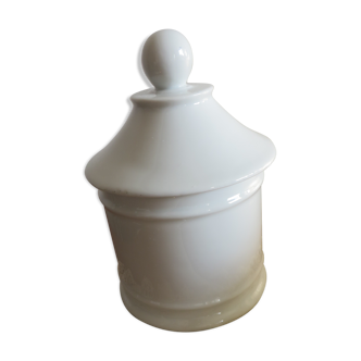 Porcelain pot with lid