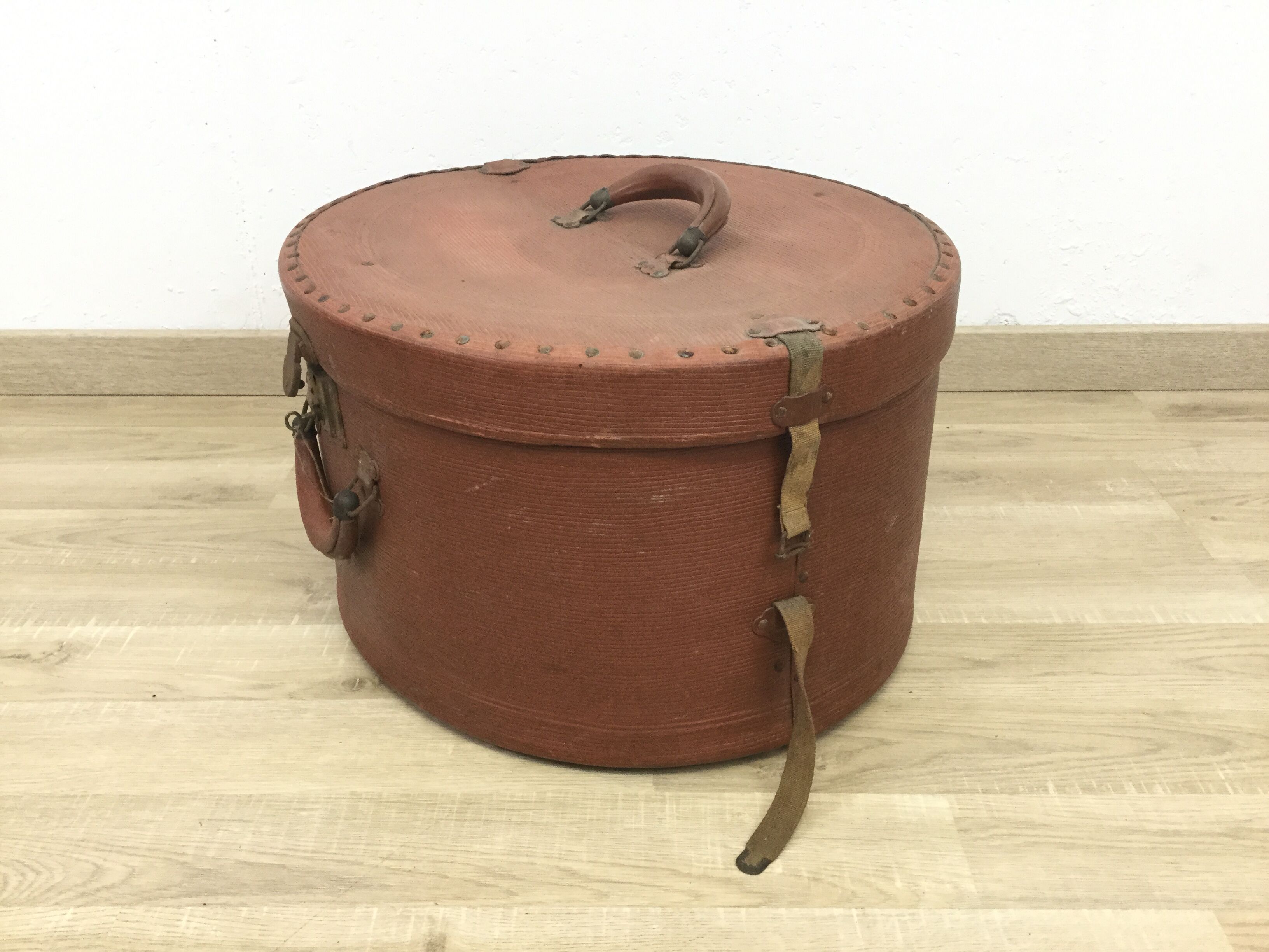 Old suitcase - box Hat IMPERVIA