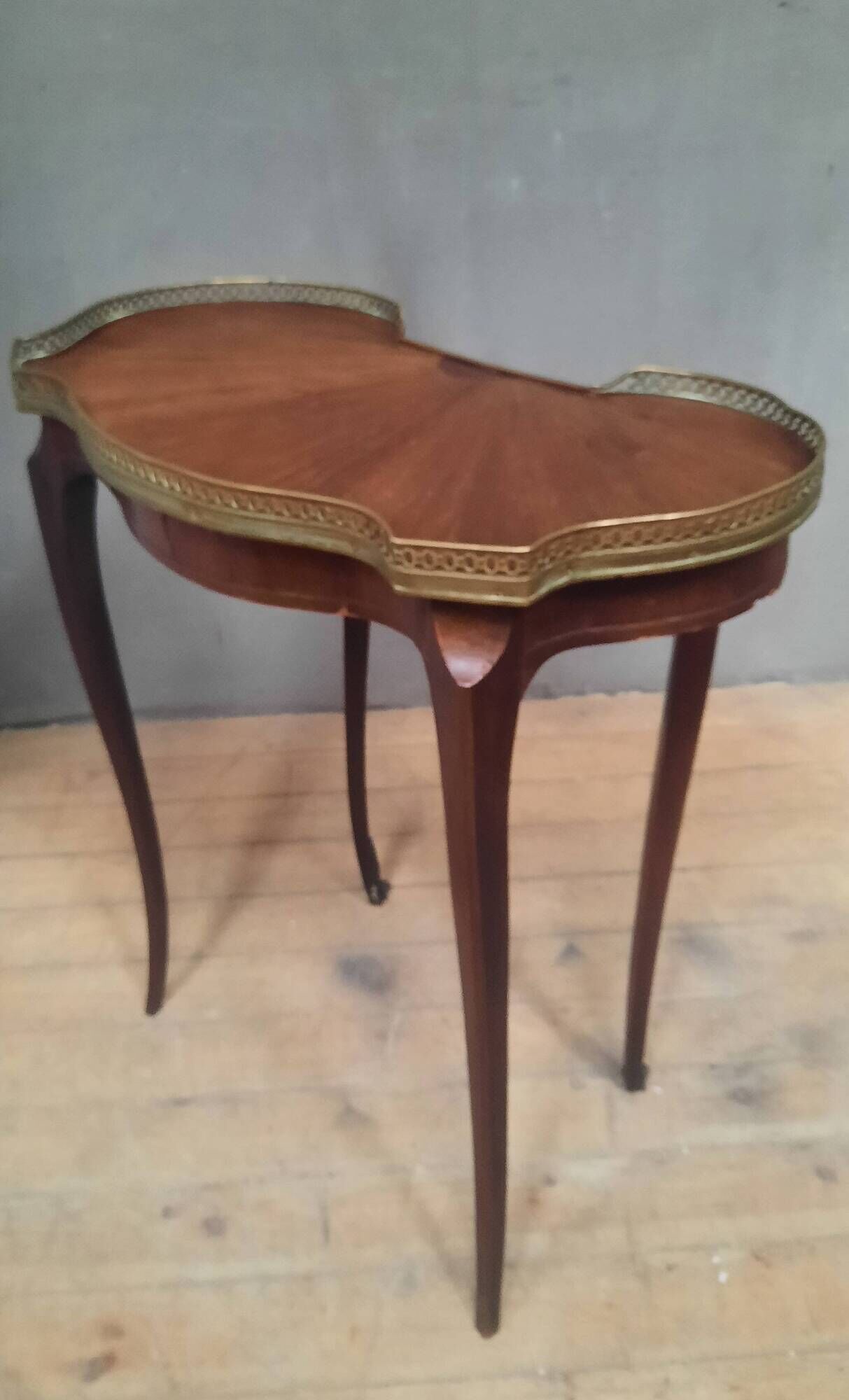 Table rognon en plaquage style Louis XV