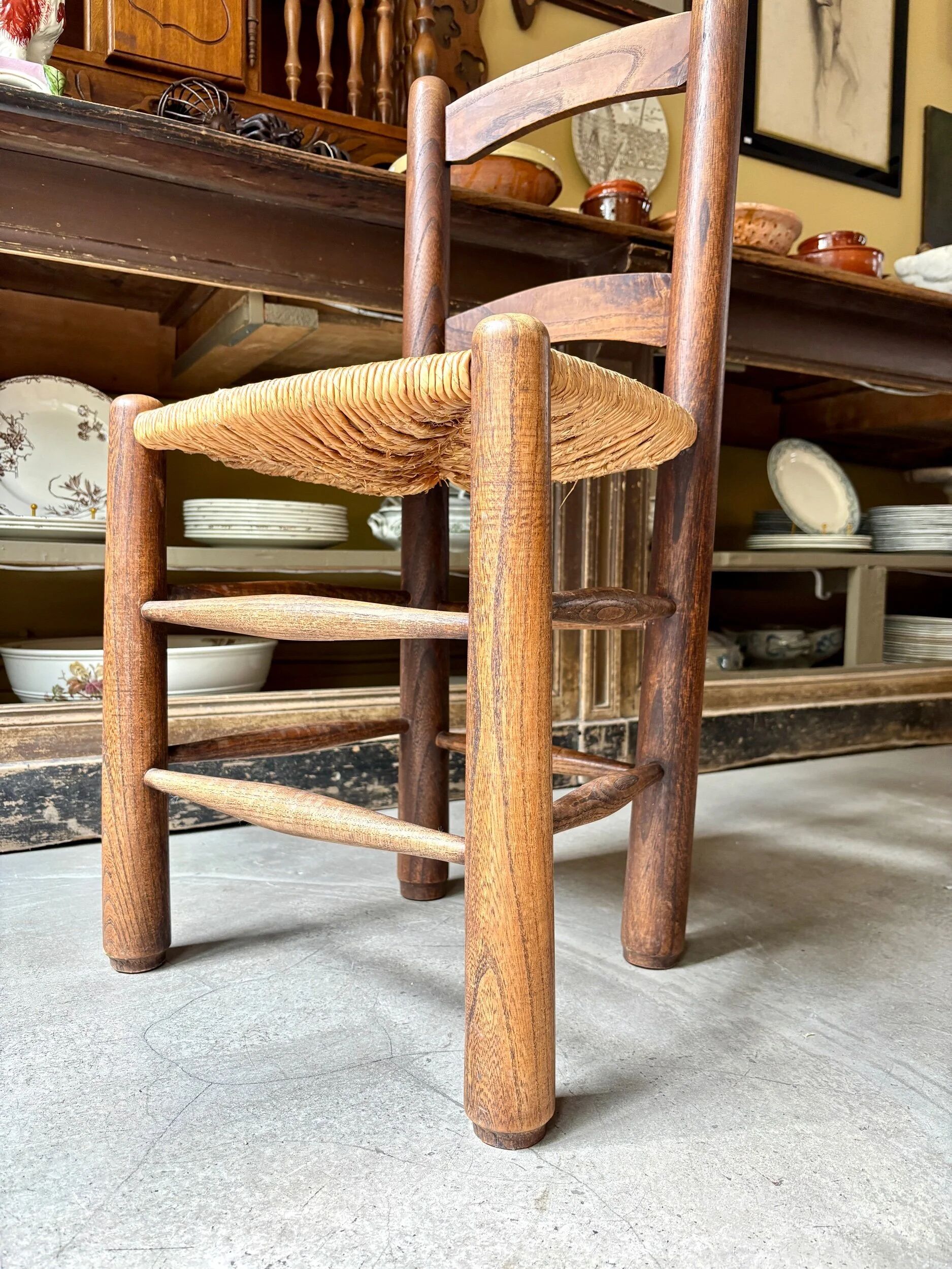 Provençal chair in dark wood and woven straw.