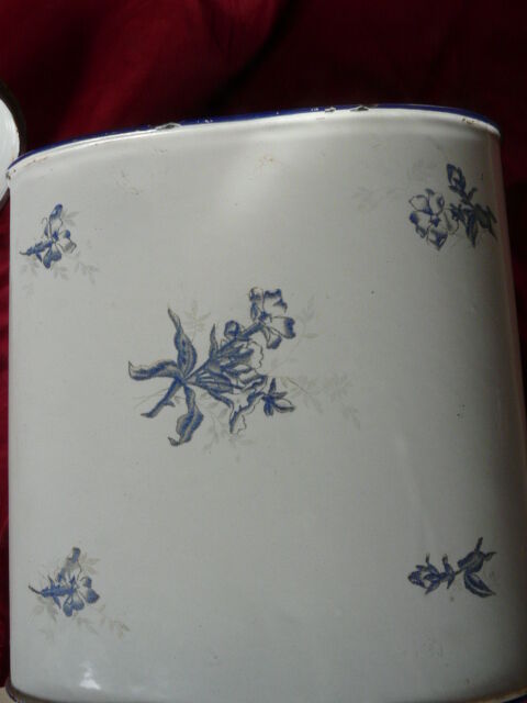 Fontaine murale en tôle émaillée décor de fleurs bleues sur fond blanc