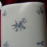 Fontaine murale en tôle émaillée décor de fleurs bleues sur fond blanc