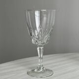 5 verres à vin.