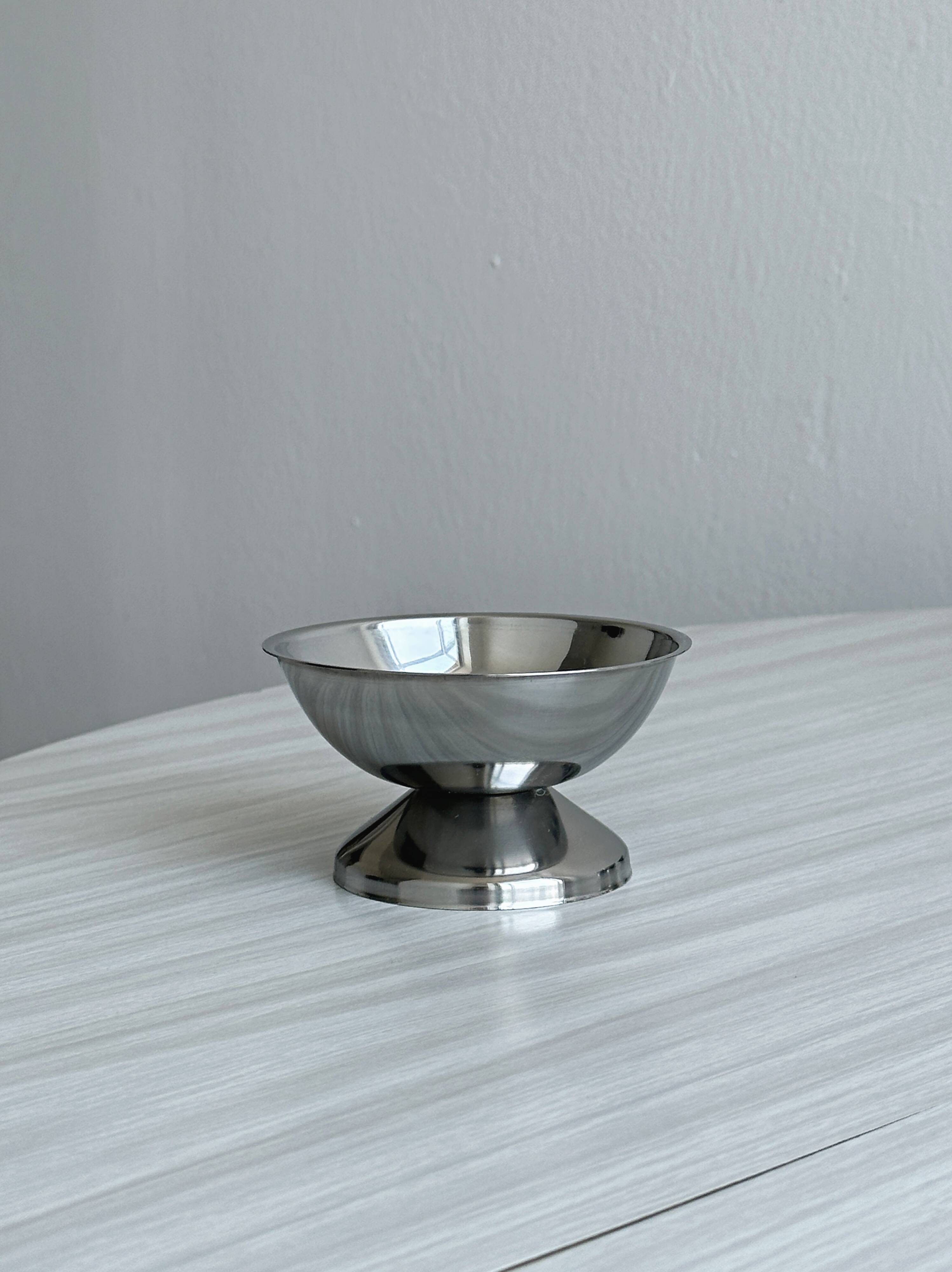 Set of 6 stainless steel footed bowls