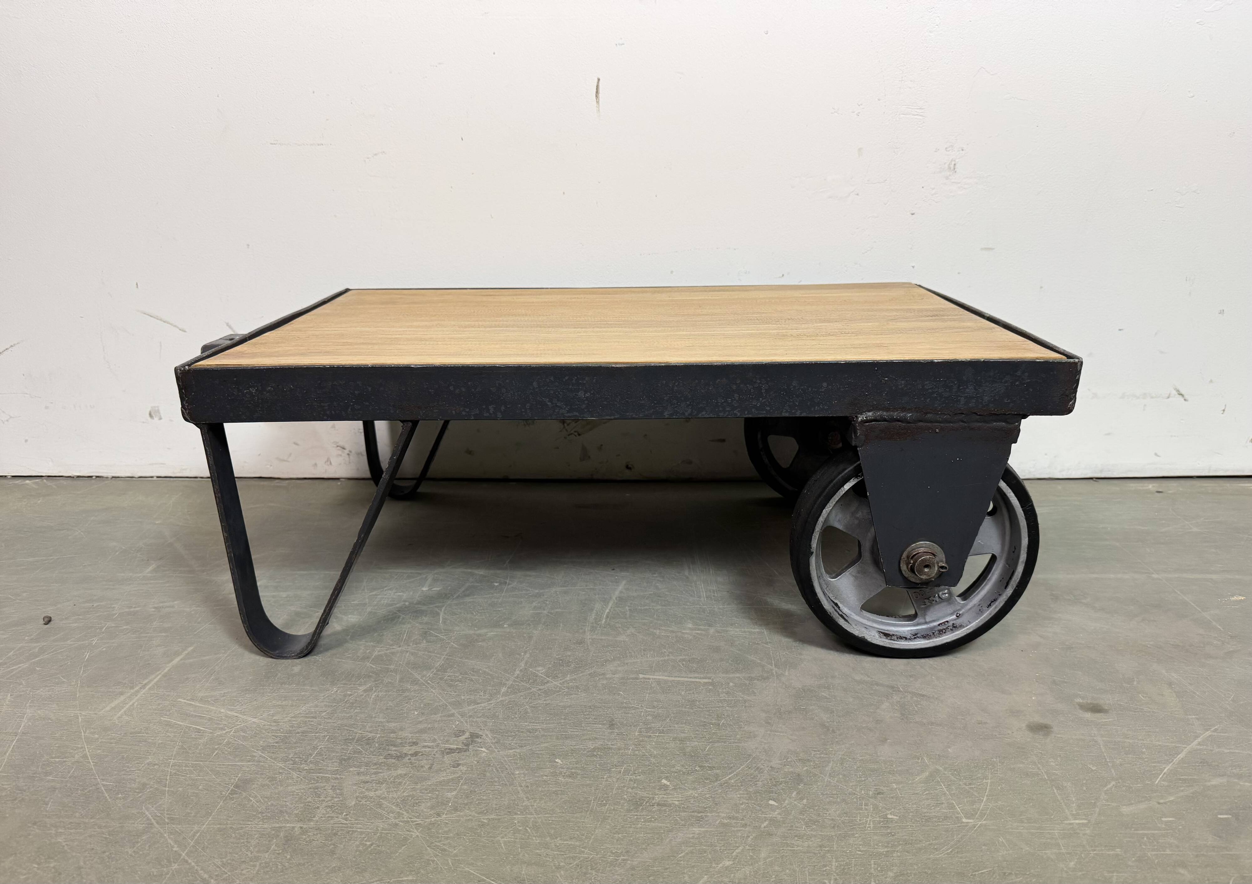 Table basse industrielle noire, années 1960