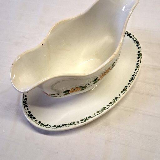 Very pretty gravy boat from Villeroy & Boch in good condition