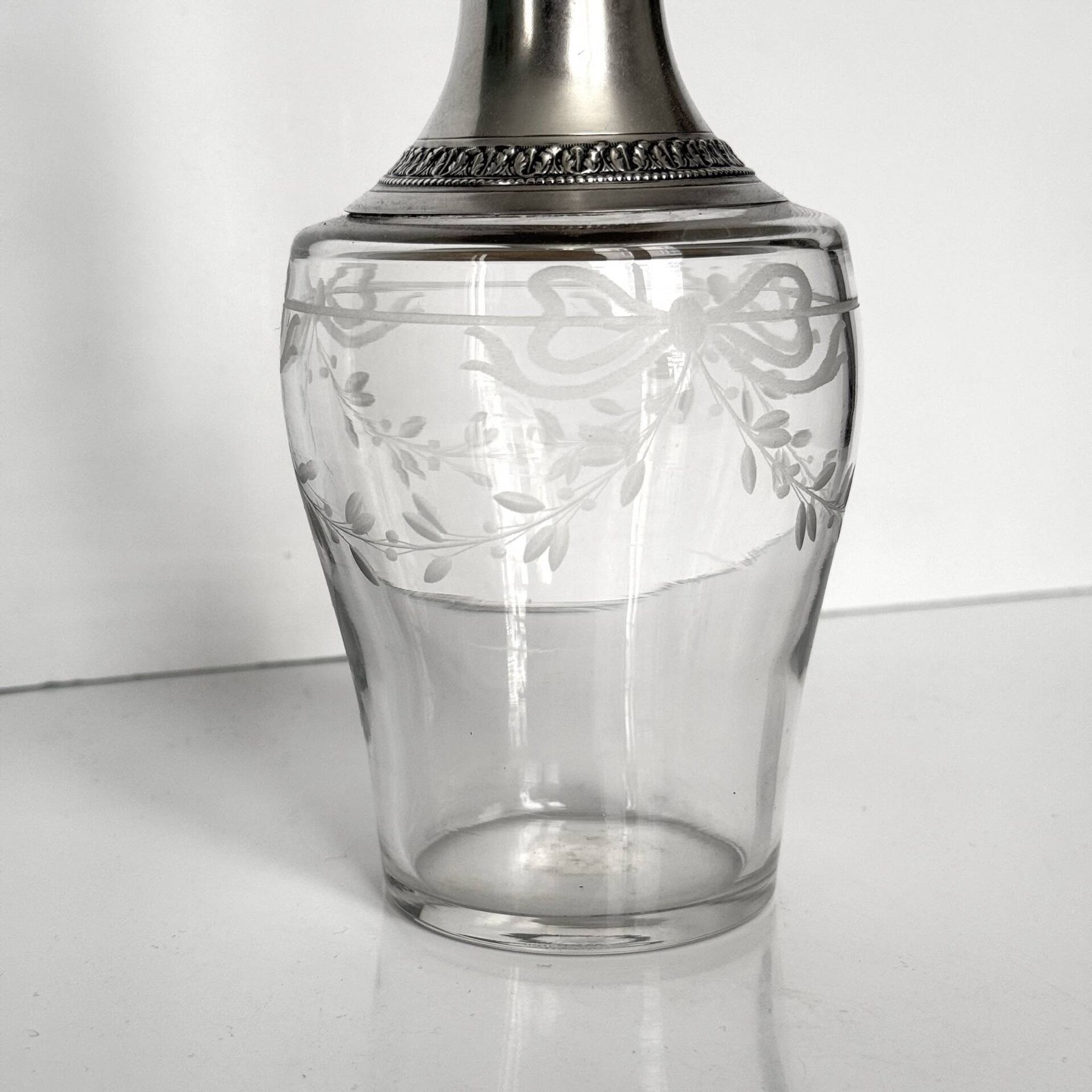 Carafe ancienne en cristal et argent massif – décor rubans et guirlande