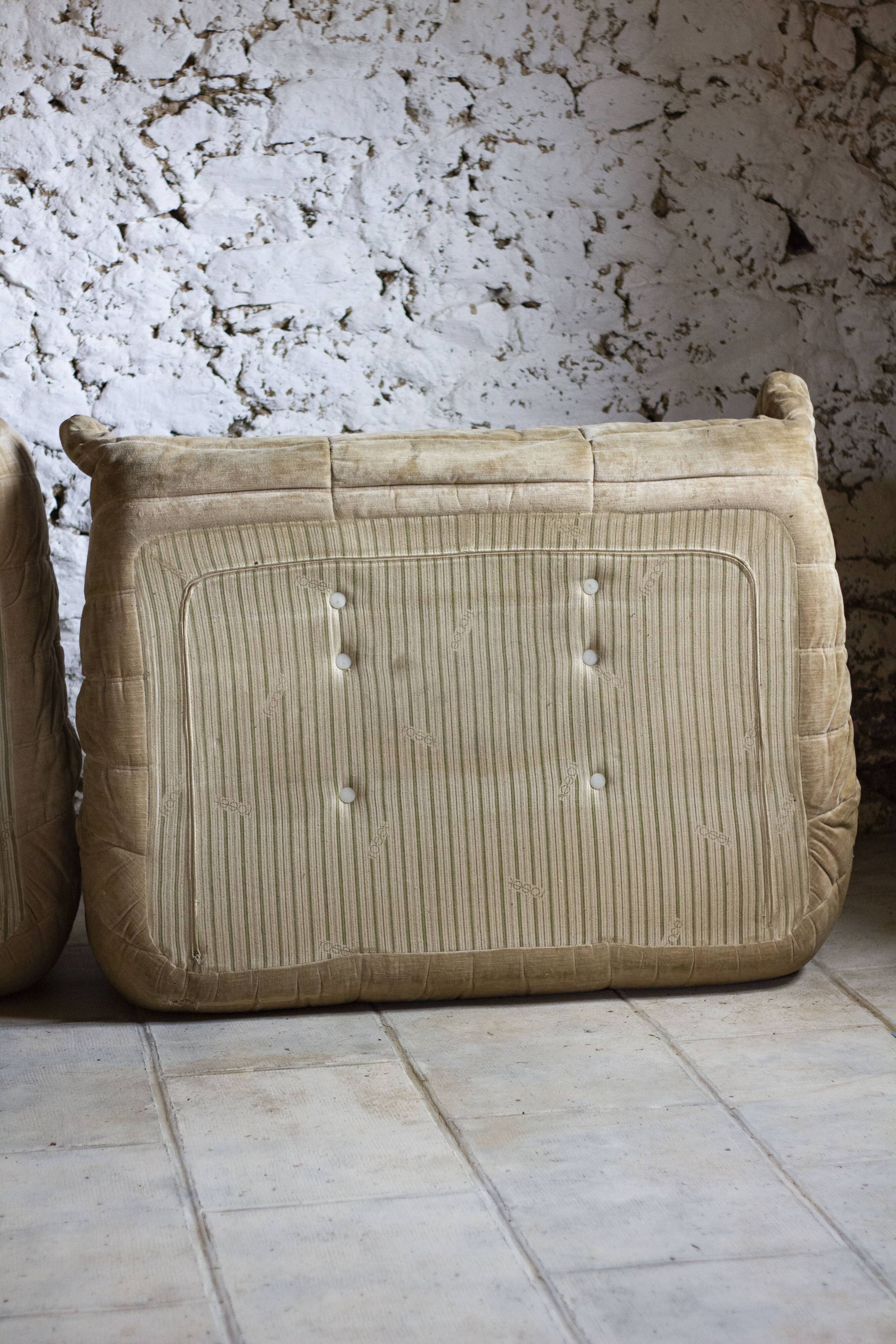 Canapé Togo 4 places en velours beige par Michel Ducaroy, Ligne Roset, 1973