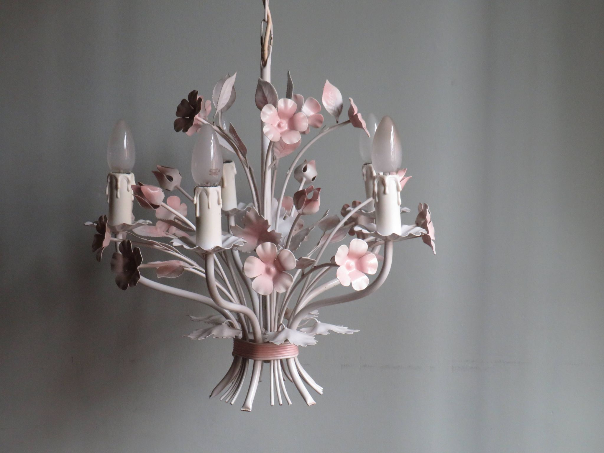 Vintage toleware chandelier with floral motifs, Italy from the 1960s.