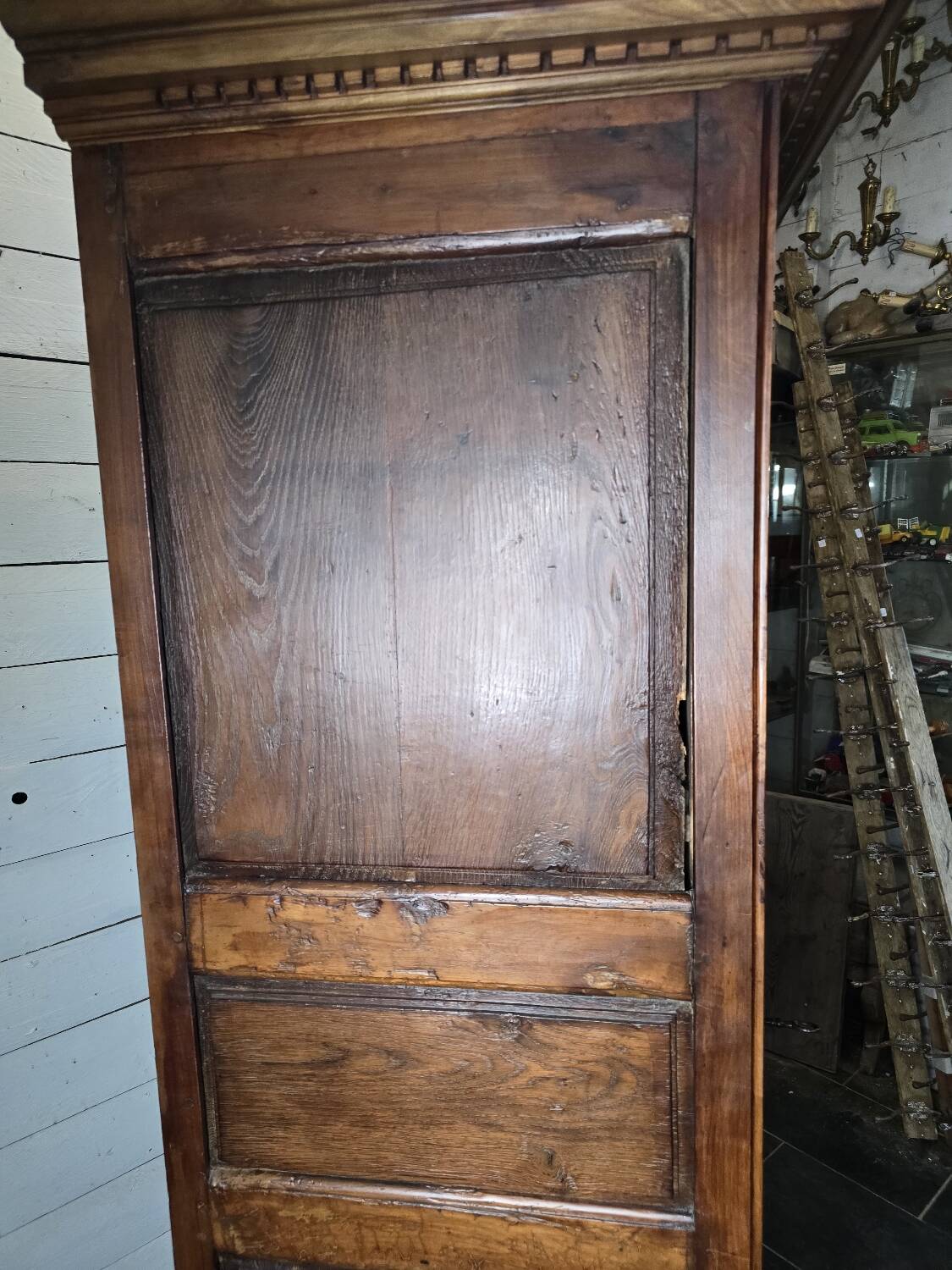 Armoire bonnetière en châtaignier