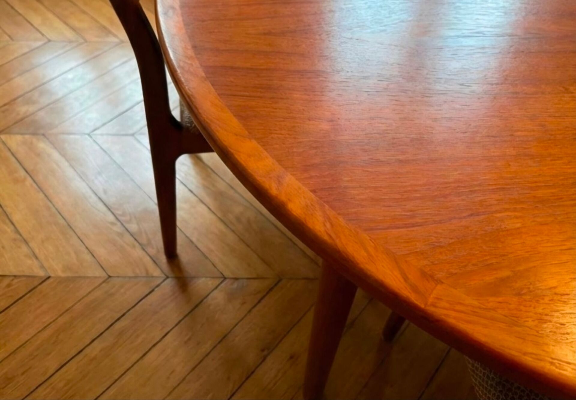 Large Danish round/oval table for 4 to 7-8 people, extendable (110 -