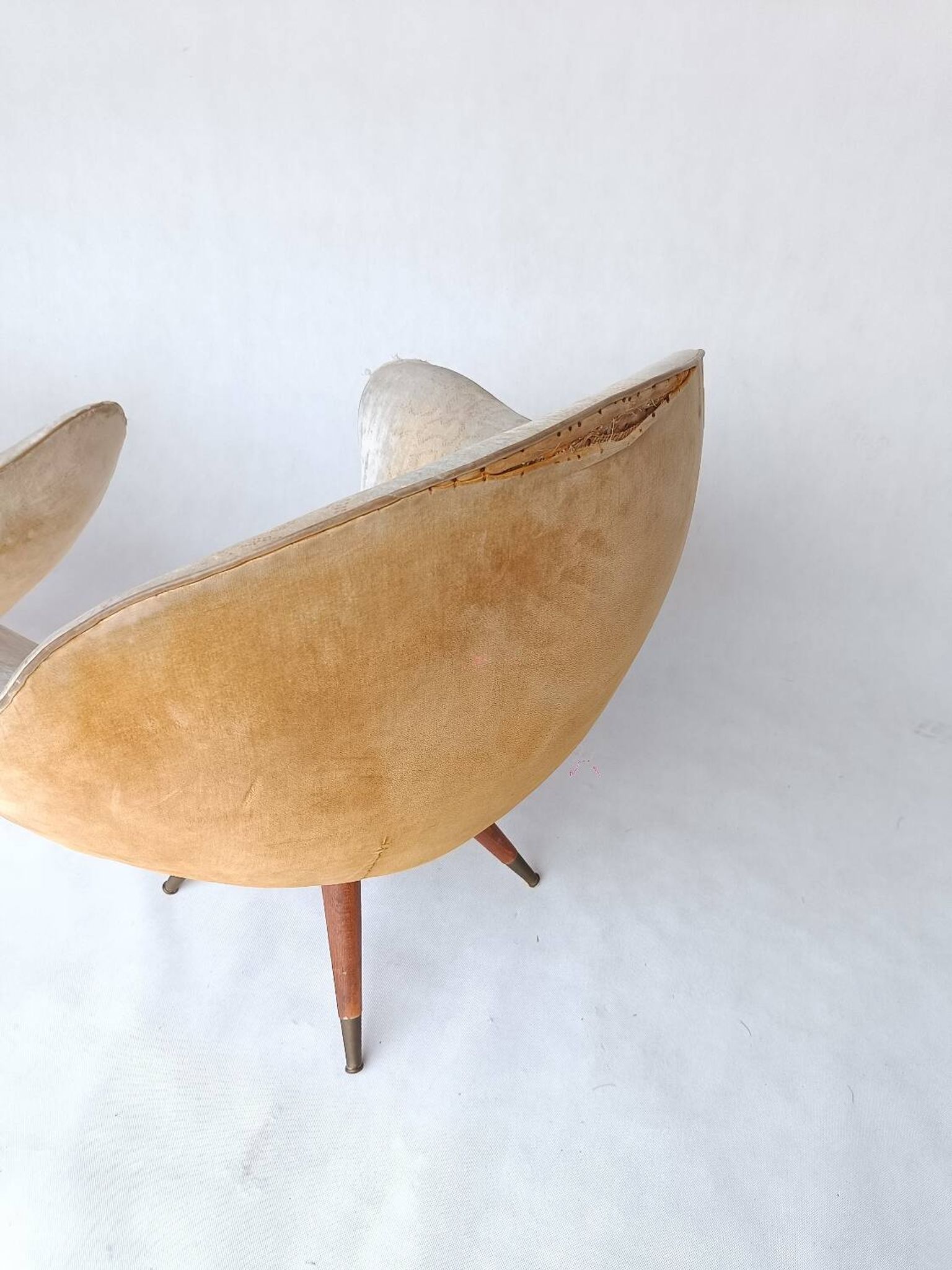 2 fauteuils œuf et canapé par Paged des années 50