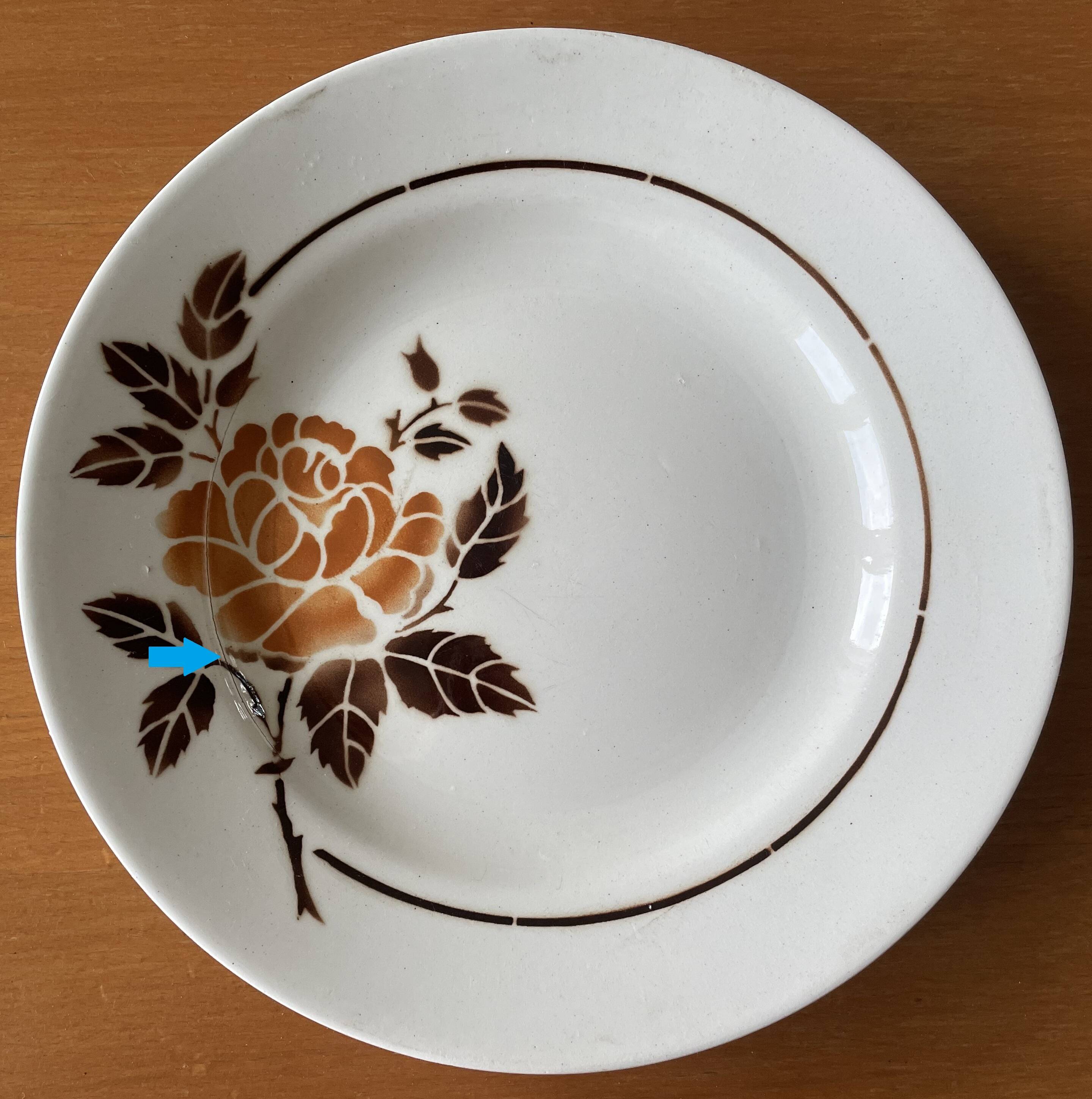 8 antique flat plates in Saint-Amand earthenware (Nord)