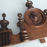 Fronton ancien en bois sculpté et tourné