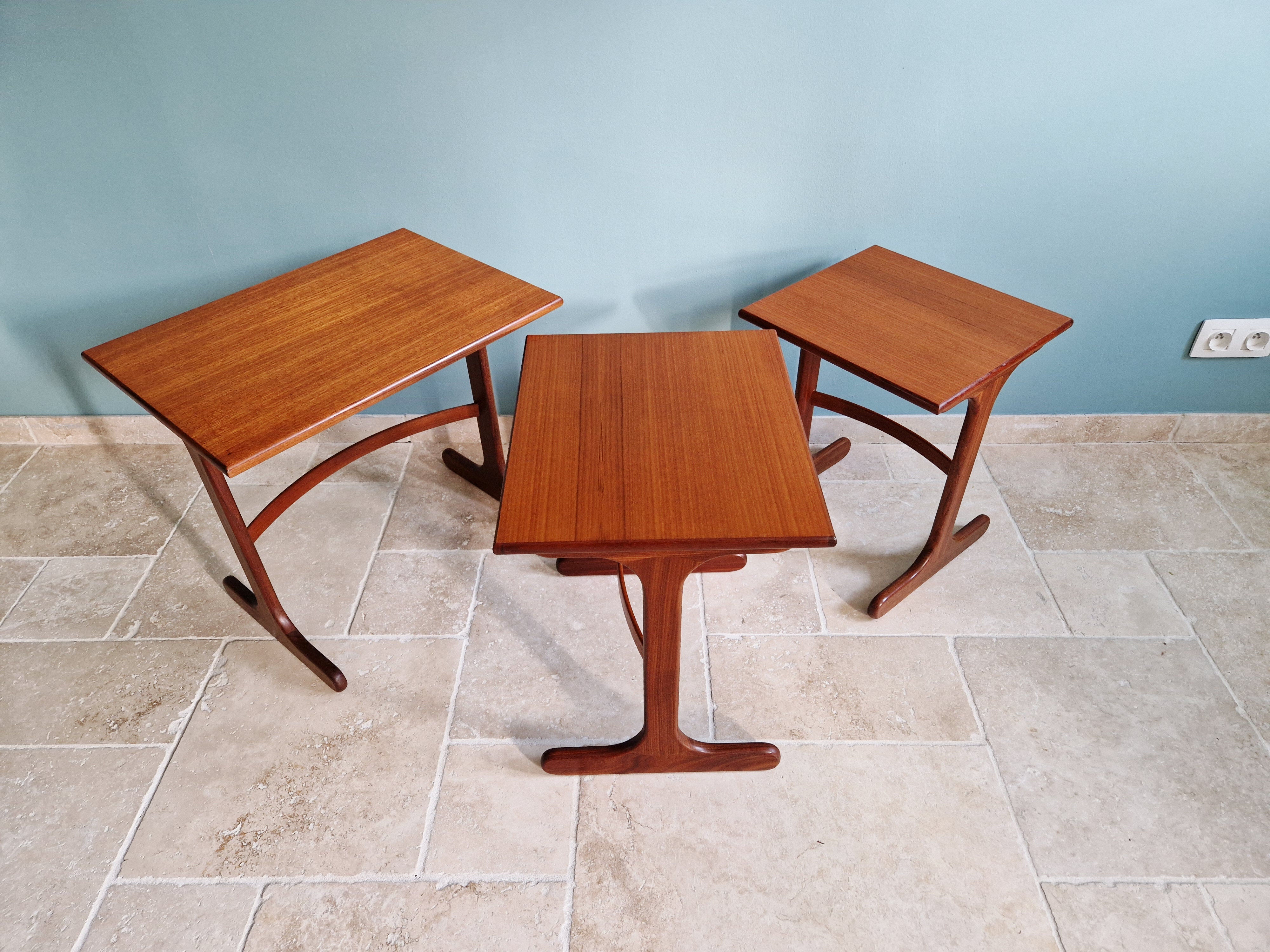 Ensemble de 3 tables gigognes en teck G-plan, années 1960