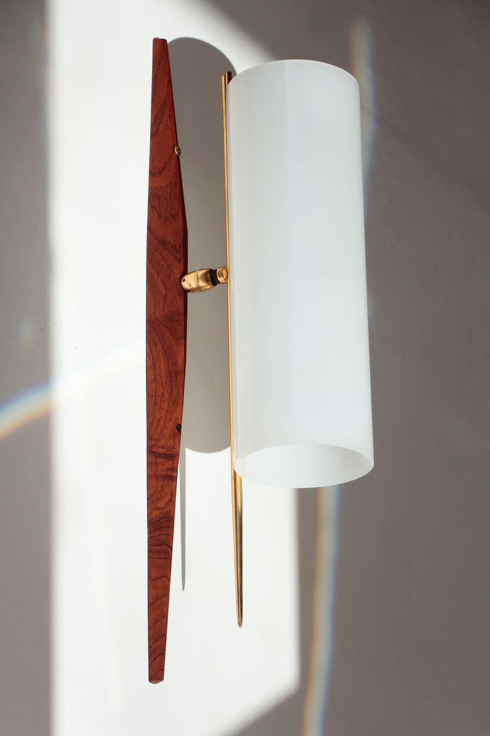Modernist adjustable wall lights in teak and brass – 1950