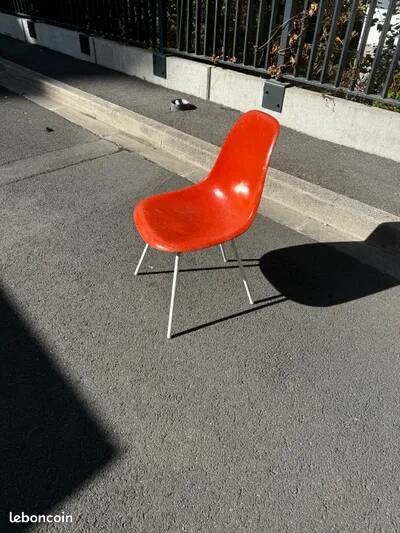 Chaise EAMES par Vitra Herman Miller modèle Diana