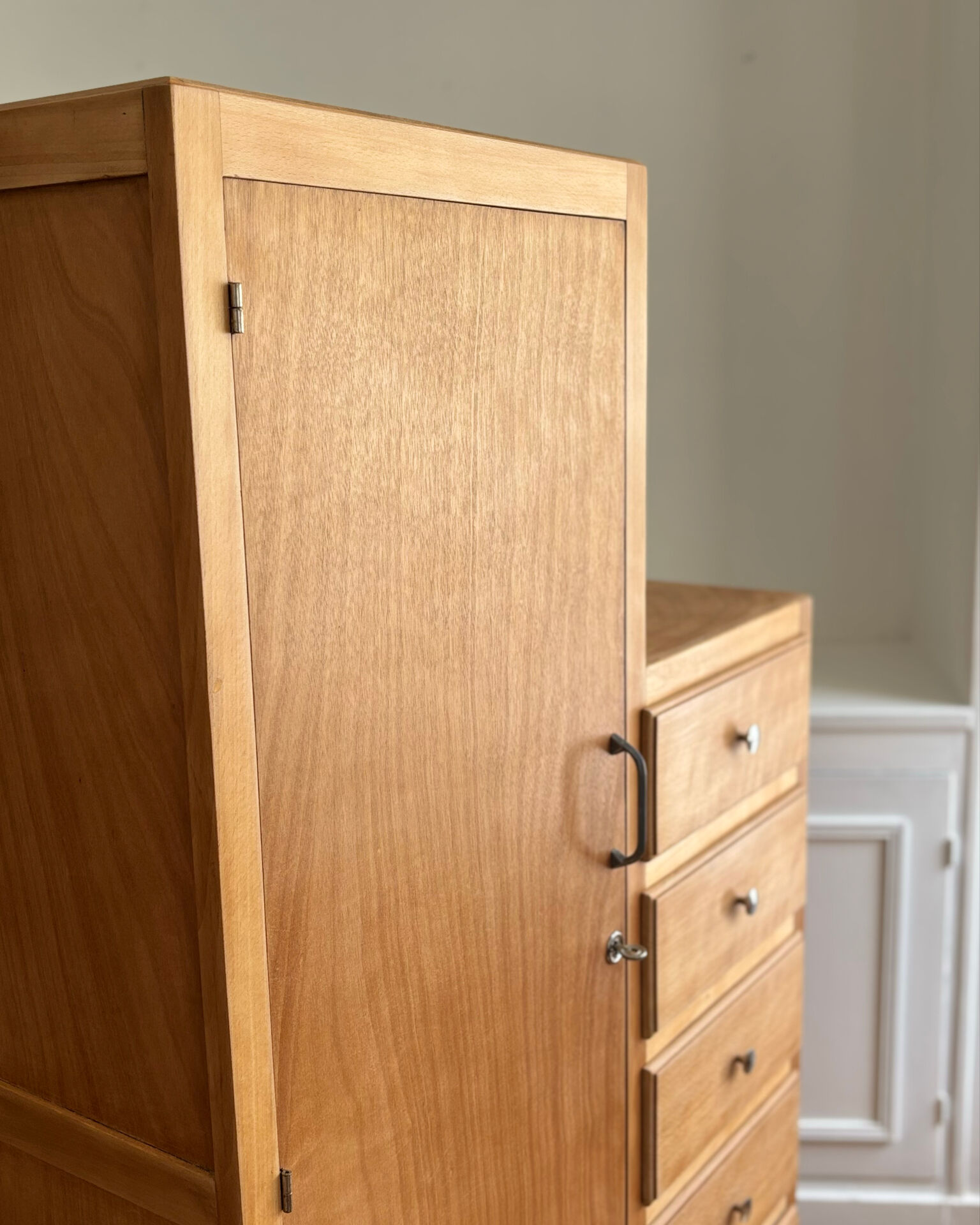 Armoire asymétrique vintage