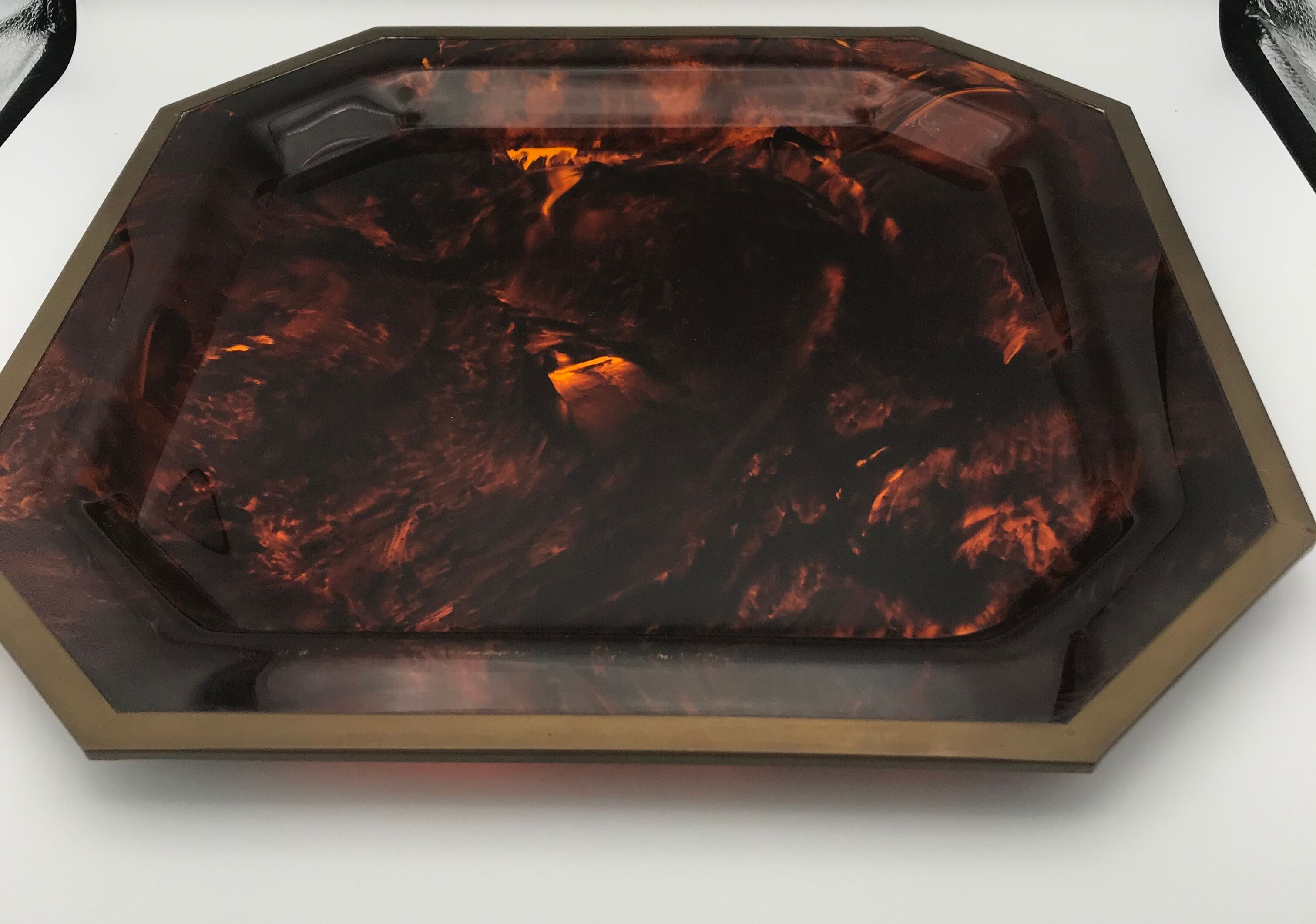Tray in lucite imitation tortoiseshell and hexagonal brass strap