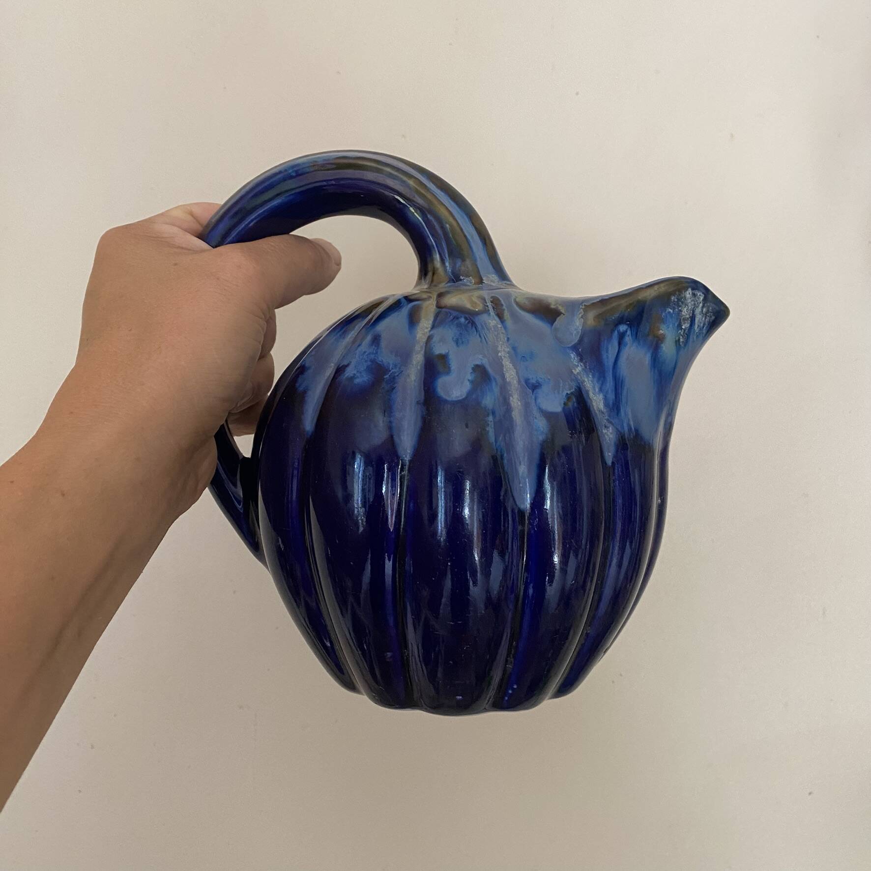 Pichet en barbotine citrouille bleue