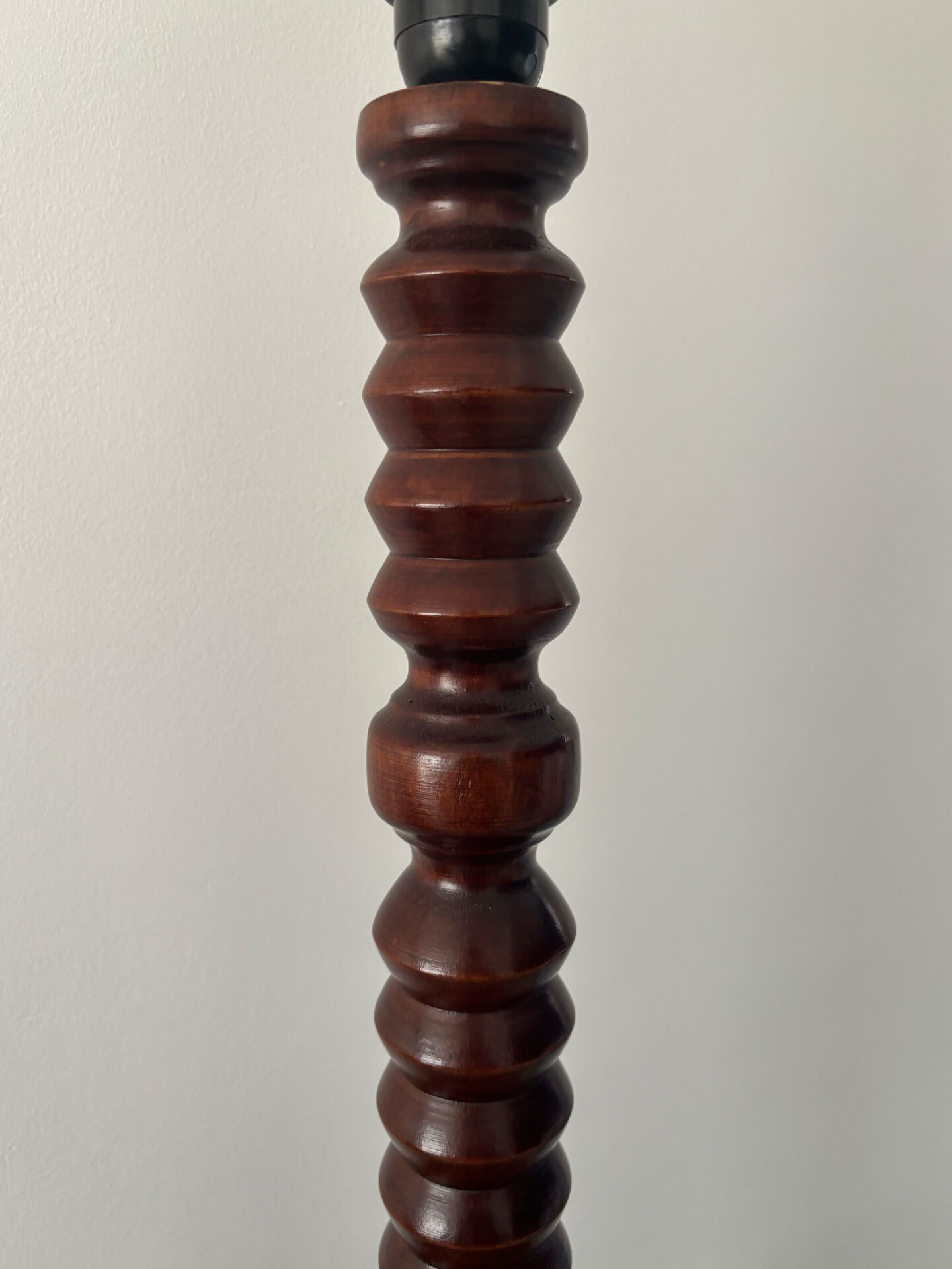 Lampadaire vintage en bois tourné avec tablette intégrée 