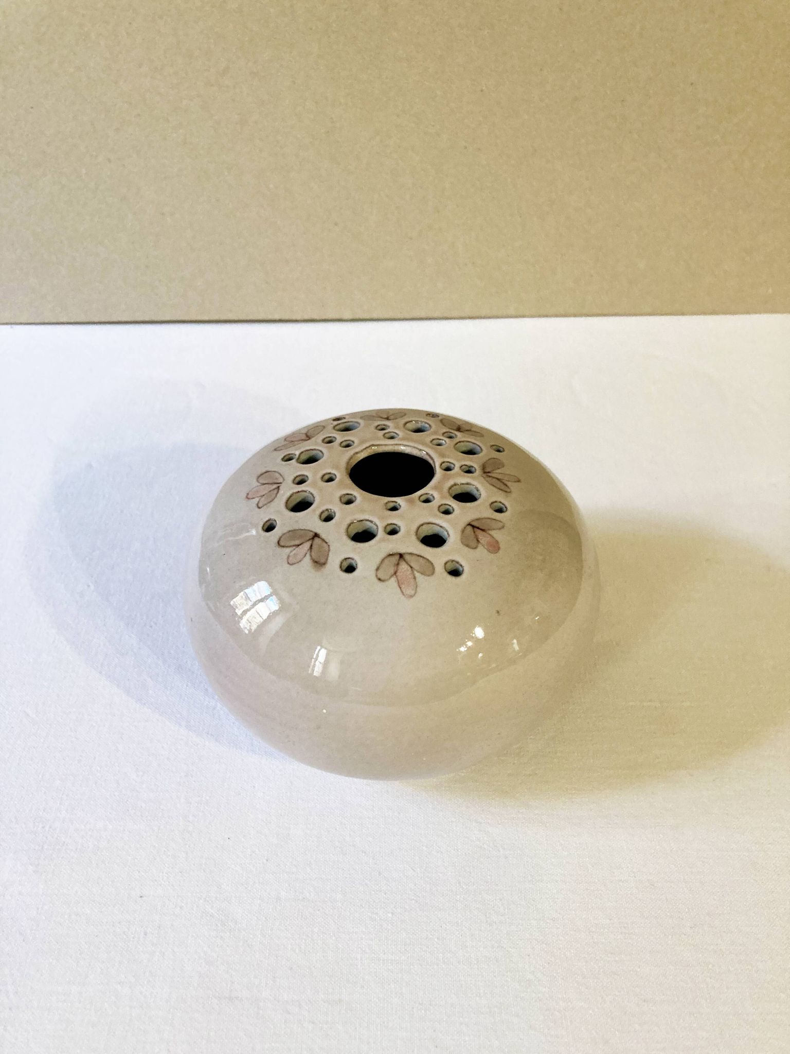 Vase pique fleurs en céramique vernissée